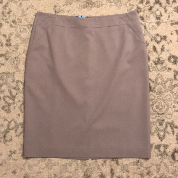 Ann Taylor Dresses & Skirts - Ann Taylor Gray Skirt - Size 6!